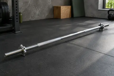 Barre droite de musculation Gymtek argentée de 120 cm avec deux fermetures étoile filetées dans un home gym